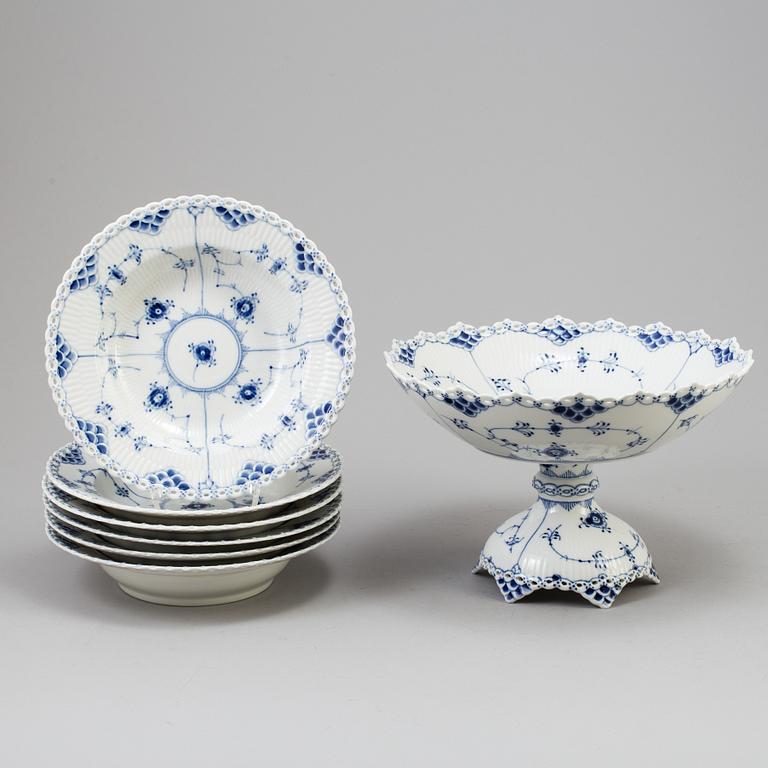 A set of 7 pieces of tableware "Musselmalet" by Royal Copenhagen.