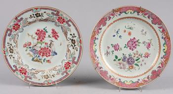 TALLRIKAR, 2 st olika, porslin, Kina, 1700-tal.