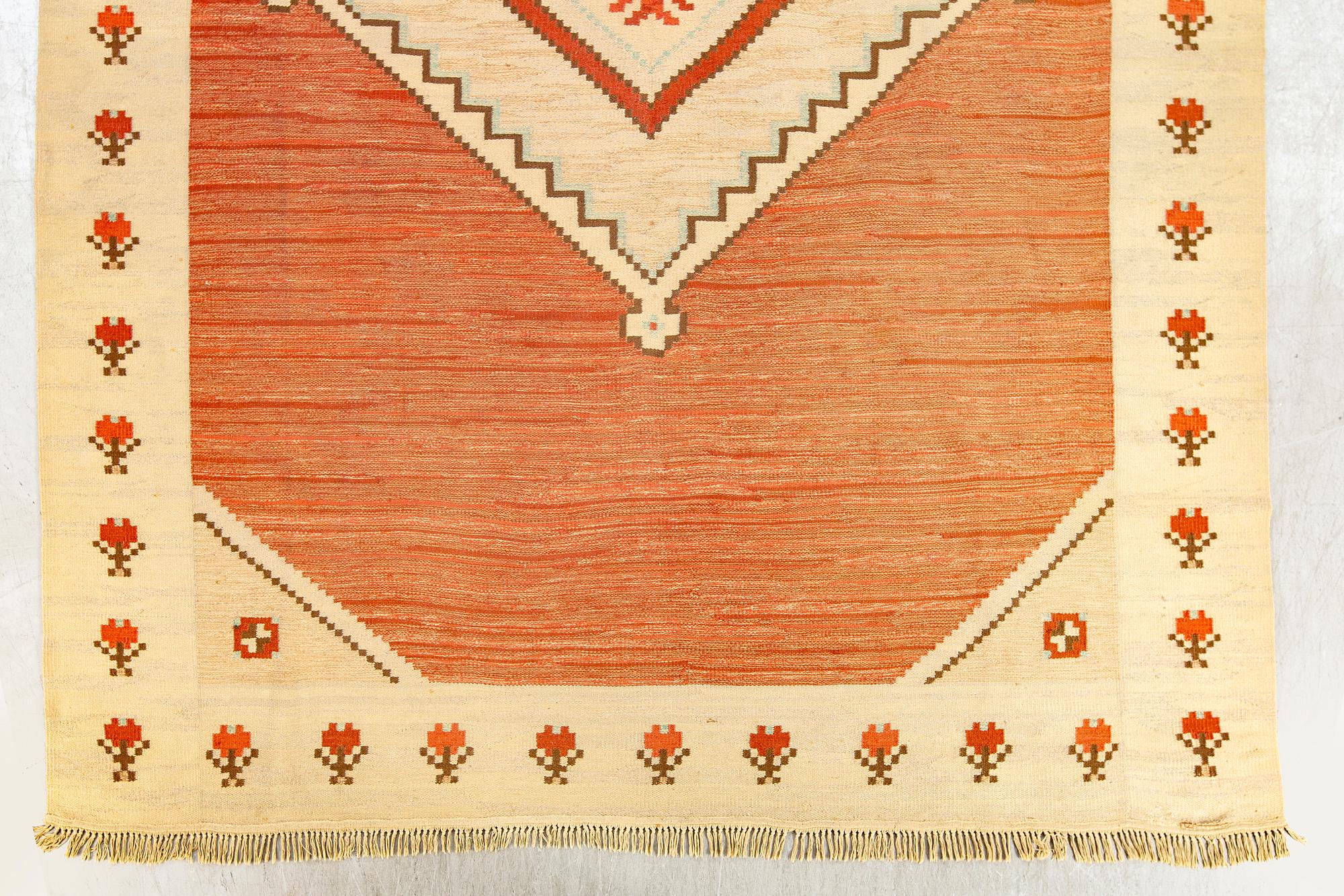 A Swedish 1940's Art Deco flat weave carpet ca 404 x 279 cm.