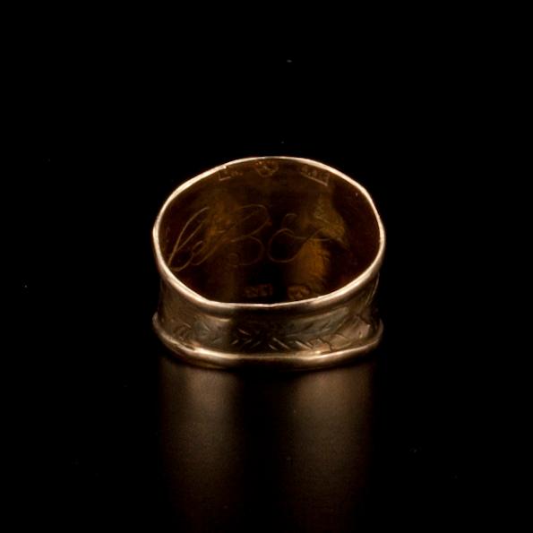 RING, 18K guld. Otydliga stämplar. Sverige 1800-talets senare häft. Vikt 2,8 g.