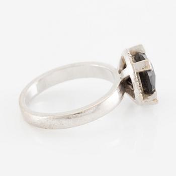 Ring, 18K white gold with a checker-cut black stone and small brilliant-cut diamonds.