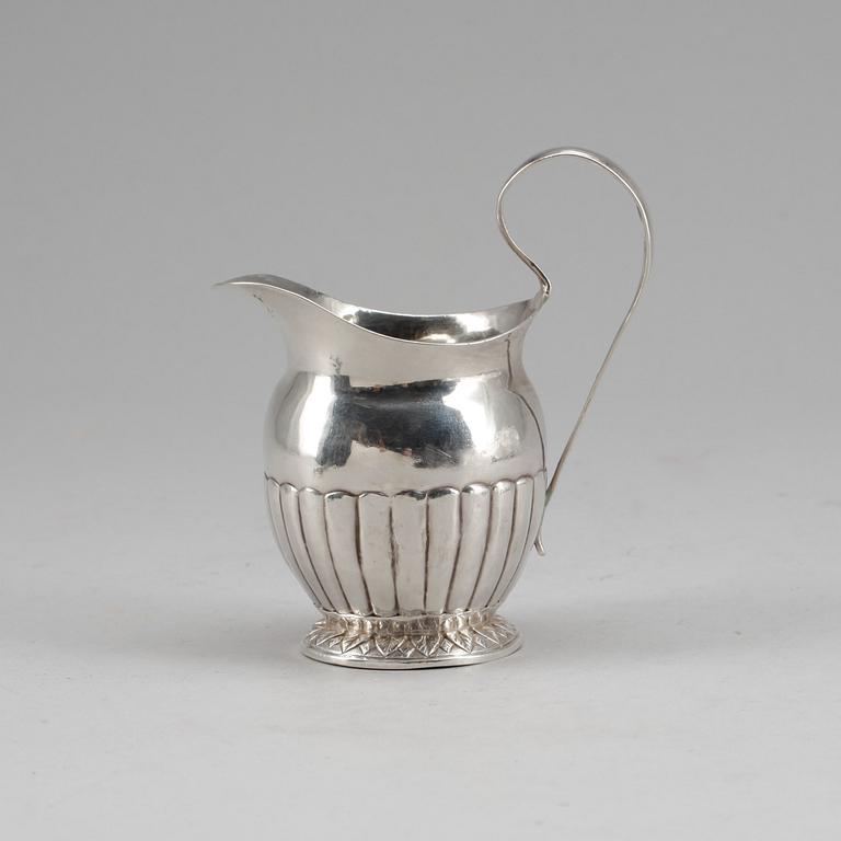 GRÄDDKANNA samt SOCKERTÅNG, silver, bland annat Petter Norlin, Malmö, 1803. Vikt ca 80 gram.