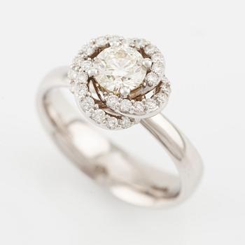 A ring in 18K white gold with round brilliant-cut diamonds.