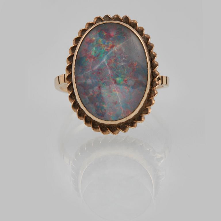 RING, 8K guld med cabochonslipad opal, troligtvis Rolason Brothers, Birmingham, 1862. Vikt 4,2 gram.