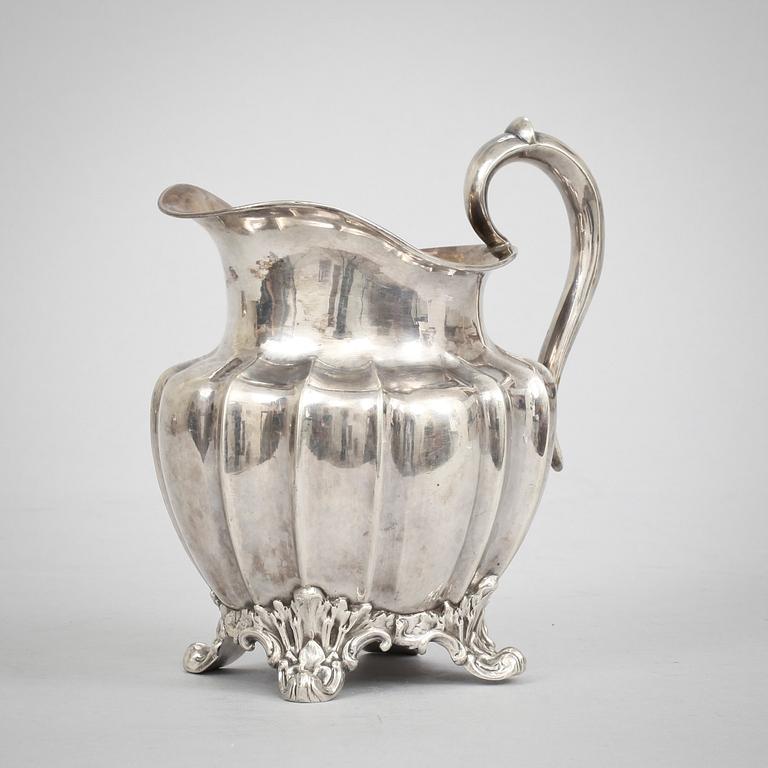 KAFFEKANNA och GRÄDDKANNA, silver, nyrokoko, Gustaf Möllenborg, Stockholm 1847. Vikt c:a 1370 g.