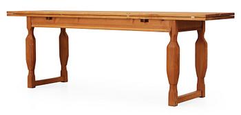 567. A Carl Malmsten oregon pine dinner table.