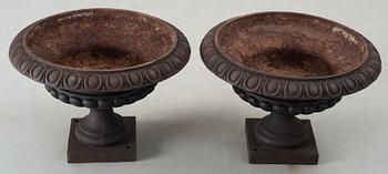 TRÄDGÅRDSURNOR, ett par, gjutjärn, omkring 1900.