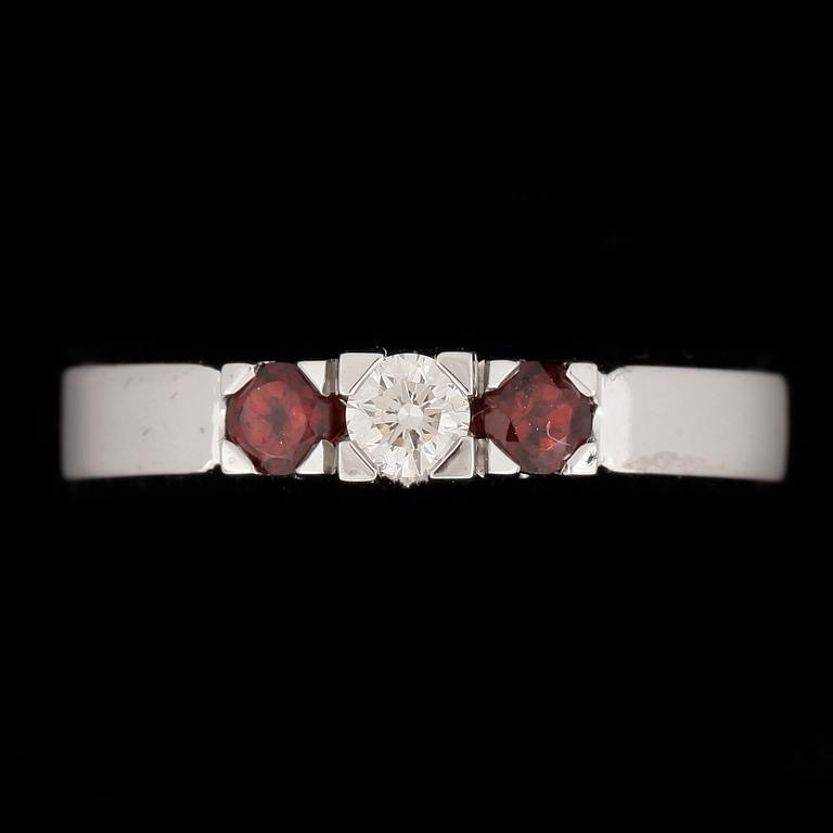 RING, 14k guld med diamant 0,13ct och granater tot 0,30ct. Vikt tot 3,51gram.
