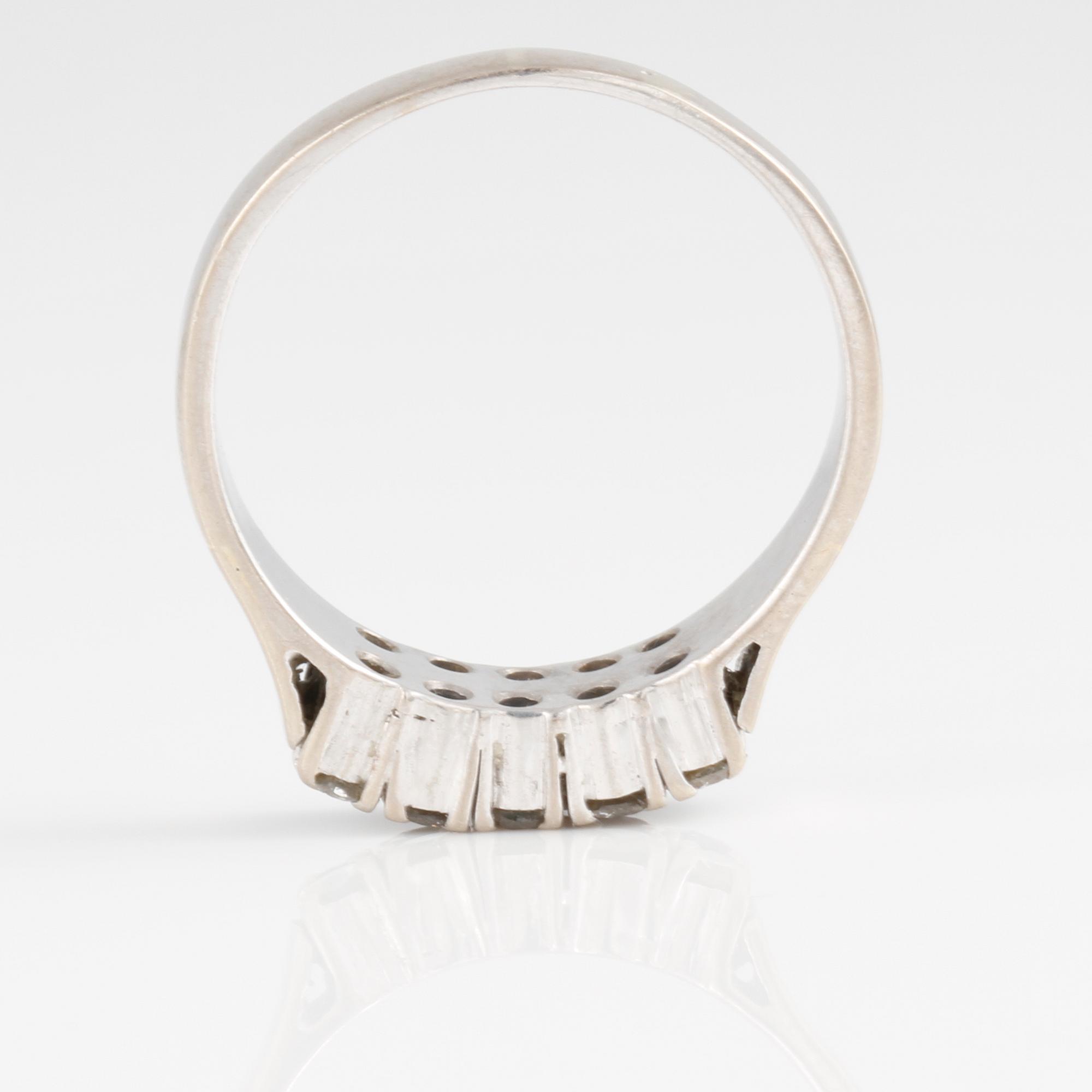 RING, 18K vitguld med briljantslipade diamanter samt  fasettsliapde blå safirer. Vikt 4,6 gram.
