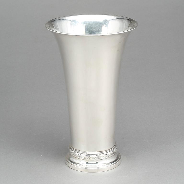 BÄGARE, silver, W.A Bolin, Stockholm, 1931. Vikt ca 509g.