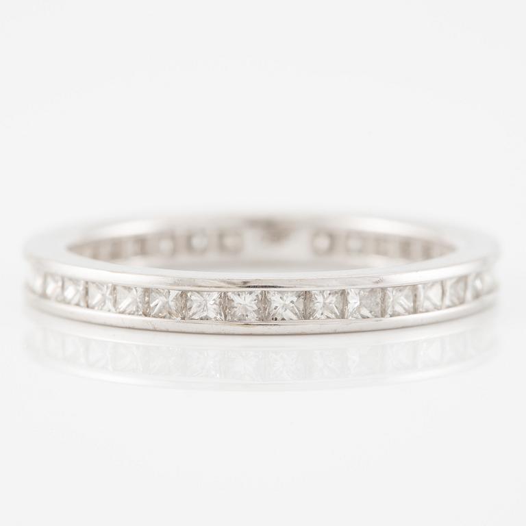 Ring, full eternity band, 18K white gold set with princess-cut diamonds.