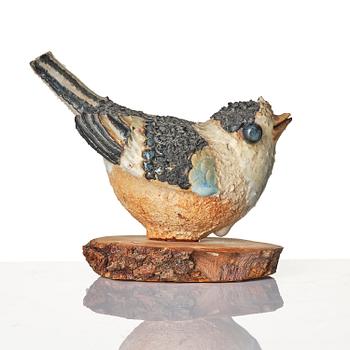 Tyra Lundgren, a chamotte stoneware sculpture of a bird, own studio, Bredkvie, Gotland, 1978.