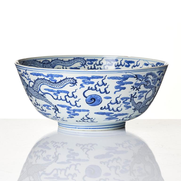 A blue and white four clawed dragon bowl, Qing dynasty with a four character mark of Xuantong (1909-11).