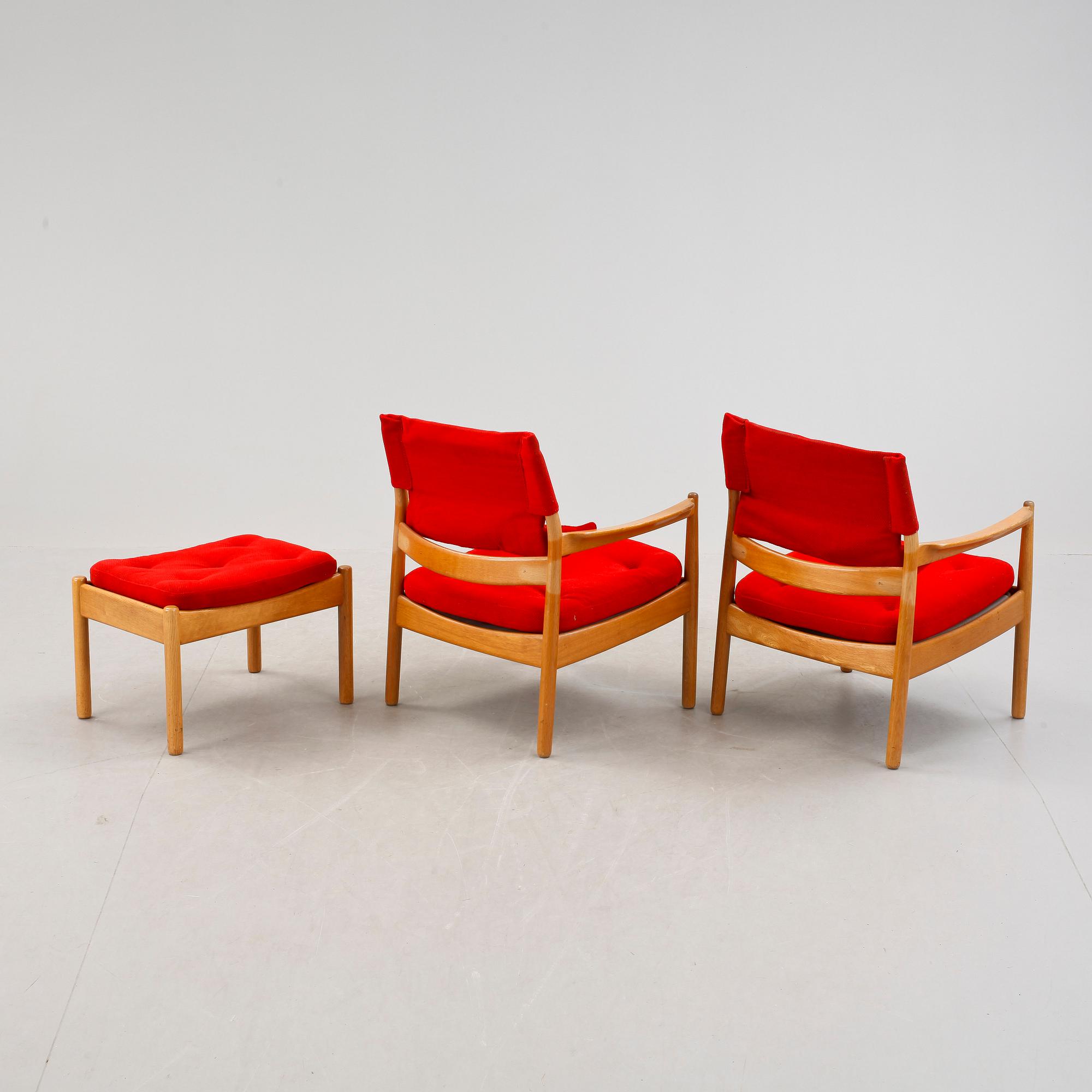 KARMSTOLAR, ett par, samt FOTPALL, Gunnar Nystrand, Källemo, 1960-tal.