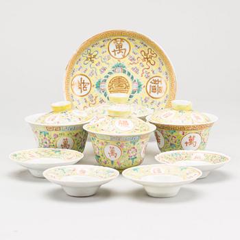 FOUR BOWLS WITH LID ON PLATE, CHINESE 20TH CENTURY.