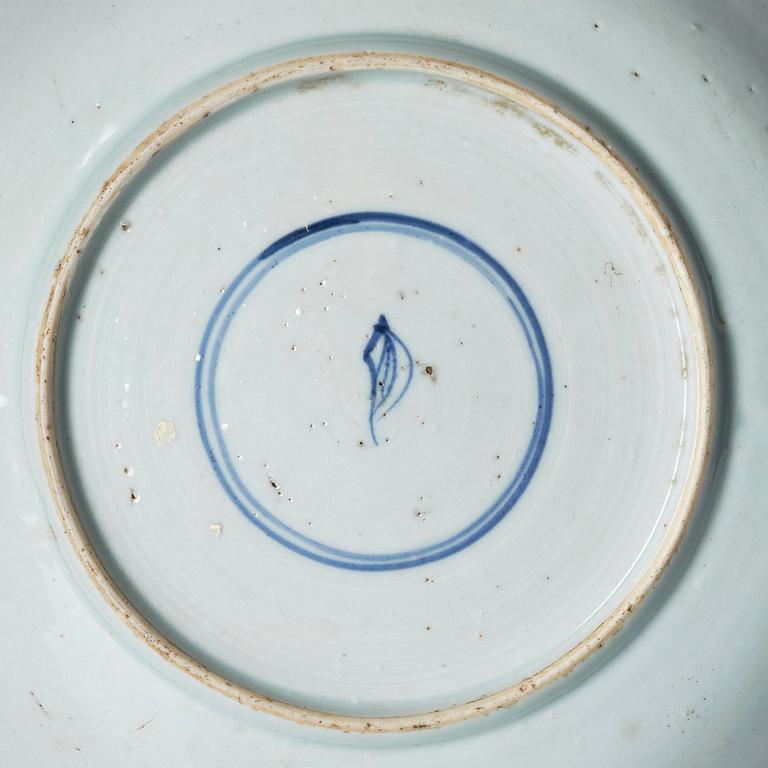 A pair of famille verte dishes, Qing dynasty, Kangxi (1662-1722).