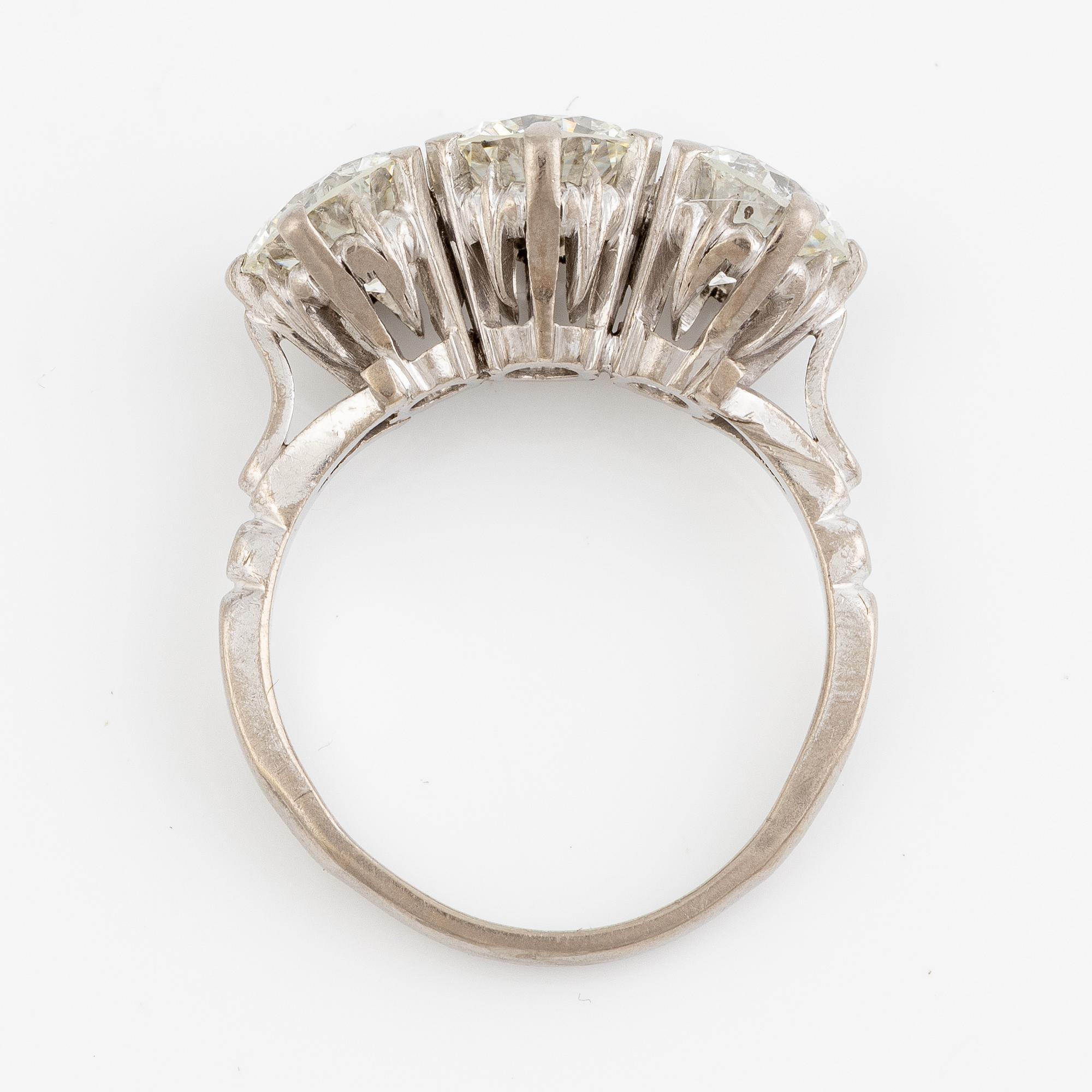 Ring, trestensring, 18K vitguld med tre briljantslipade diamanter.