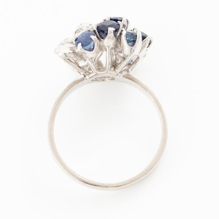 Ring, 18K white gold set with octagon-cut diamonds and sapphires.
