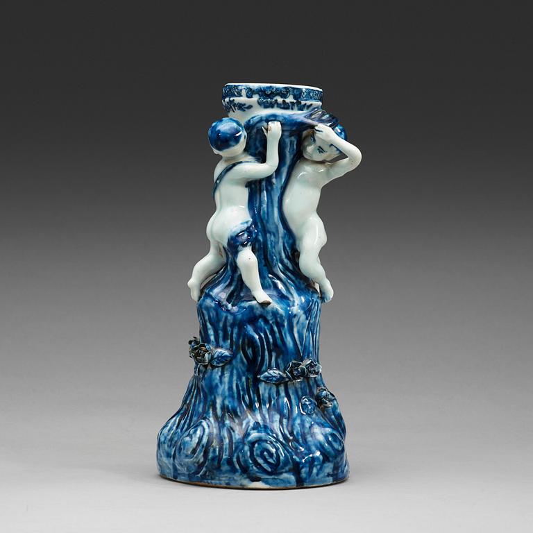 A blue and white base to a lemonbasket, Qing dynasty, Qianlong (1736-95).