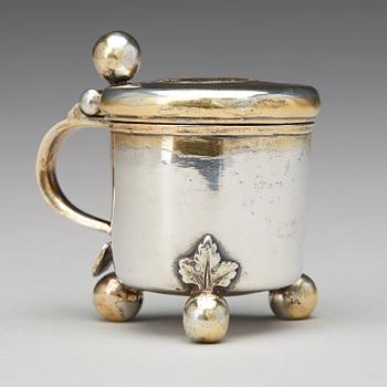 Johan Lorenz Starin, miniatyrdryckeskanna, silver, Stockhom 1742. Senbarock.