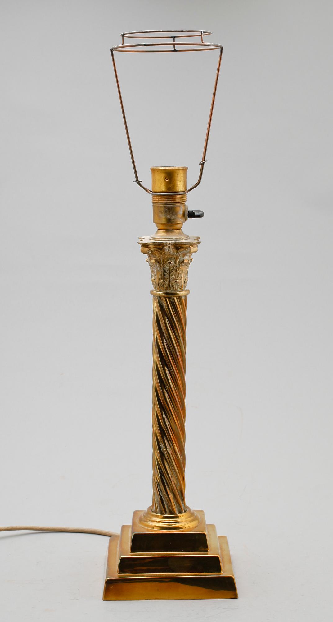 BORDSLAMPA, förgylld mässing, 1900-talets första hälft.