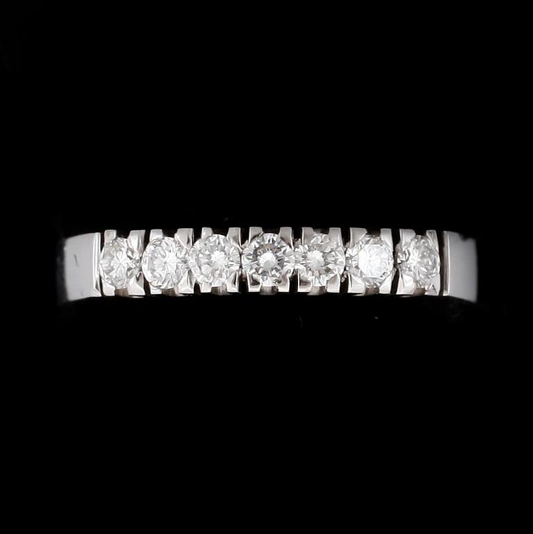 RING, 18k vitguld med 7 briljantslipade diamanter tot ca0,28ct. Vikt 2,6g.