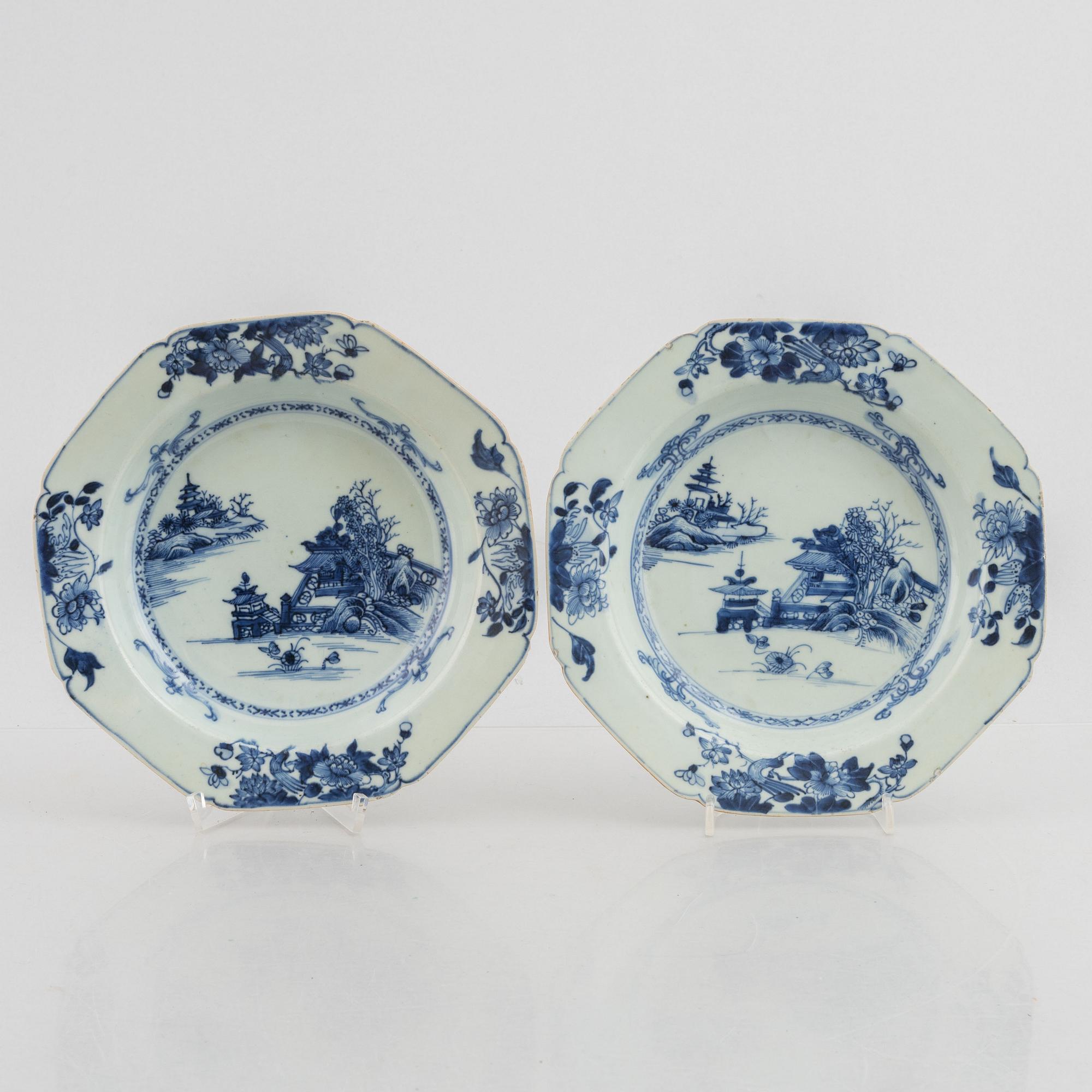 Five pieces of Chinese porcelain, Ming and Qing dynasty, 17th &18th century.