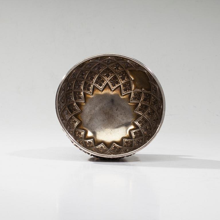 SKÅL, sterling silver, London 1869. Vikt 216 g.