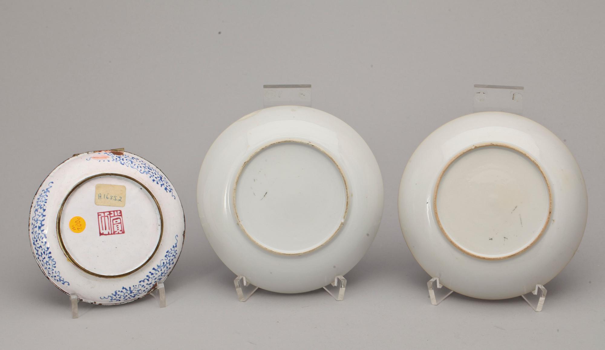 SKÅLAR, tre stycken, FAT, tre stycken, samt KOPP, porslin. Qing dynastin, Qianlong (1736-95), koppen troligen 1900-tal.