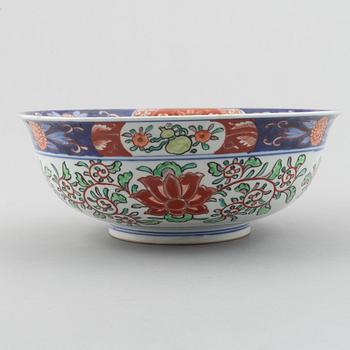 A large Japanese porcelain bowl, 20th century.