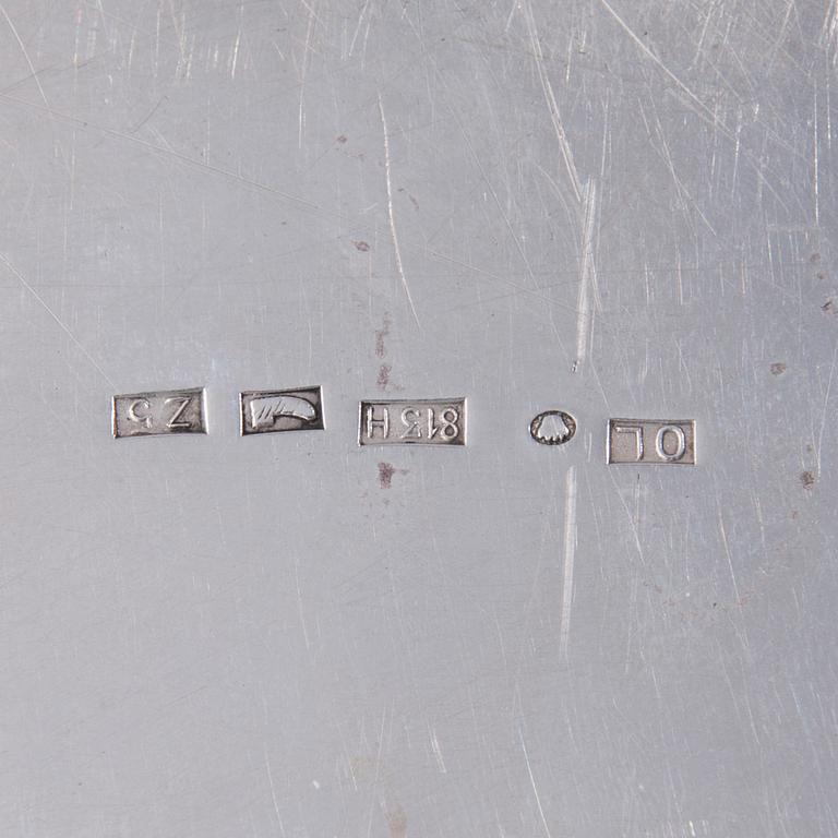 BRICKA, silver, bär finska kontrollstämplar, Oskar Lindroos, Helsingfors 1929. Vikt ca 1260 g.