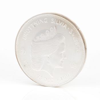 MYNT, 2 st, guld respektive silver, Drottning Silvia minnesmynt 1993.