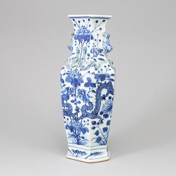 A blue and white vase, Qing dynasty, 19th century.