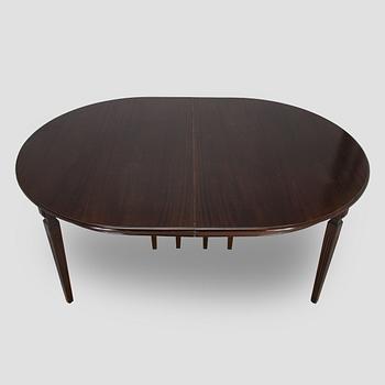 A dining table, Hepplewhite style, later half of the 20th century.