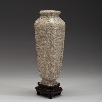 A Ge-glazed vase, presumably late Qing dynasty, circa 1900.