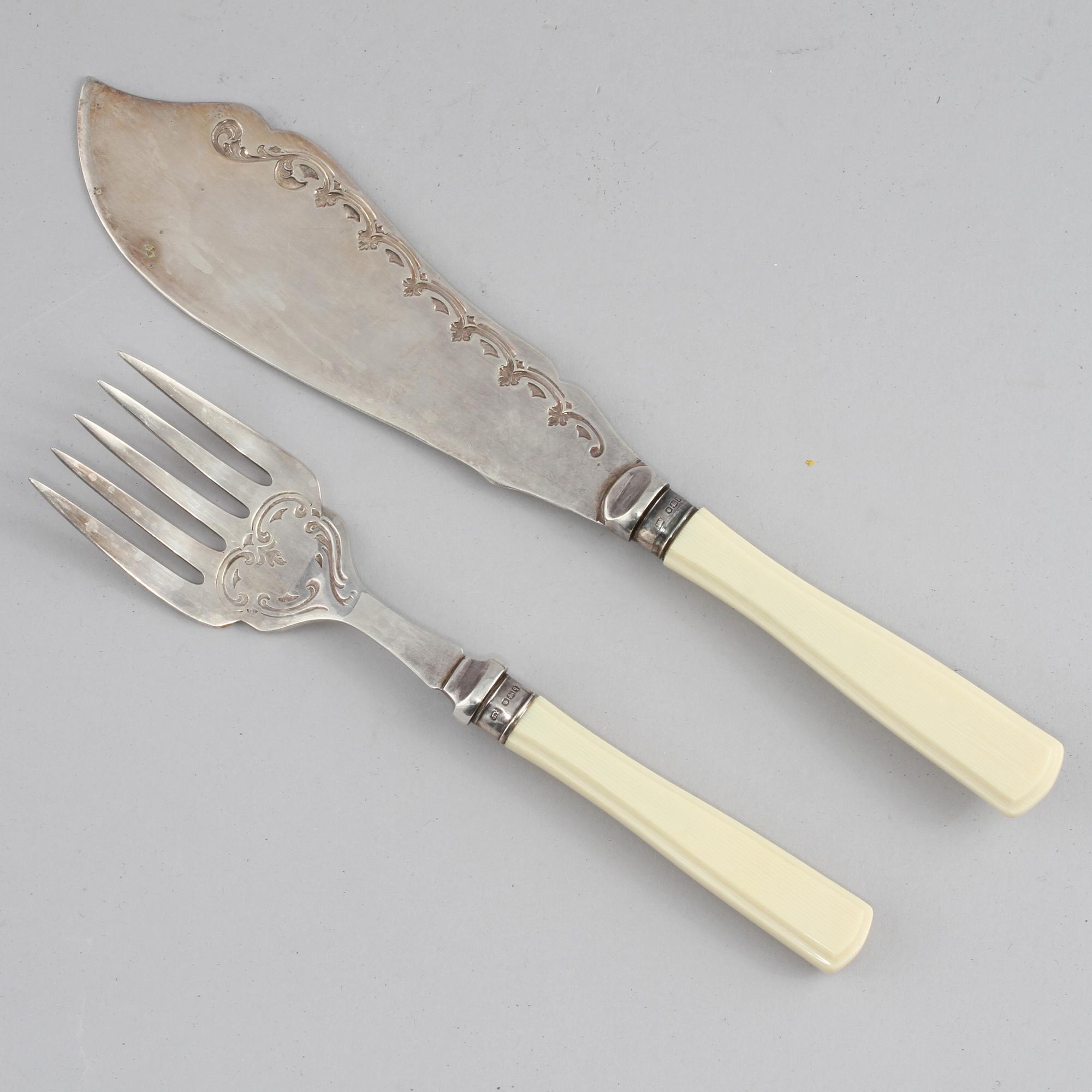 TRANCHERBESTICK, ett par, silver, Sheffield, England, 1903 och 1908. Total vikt ca 178 g.