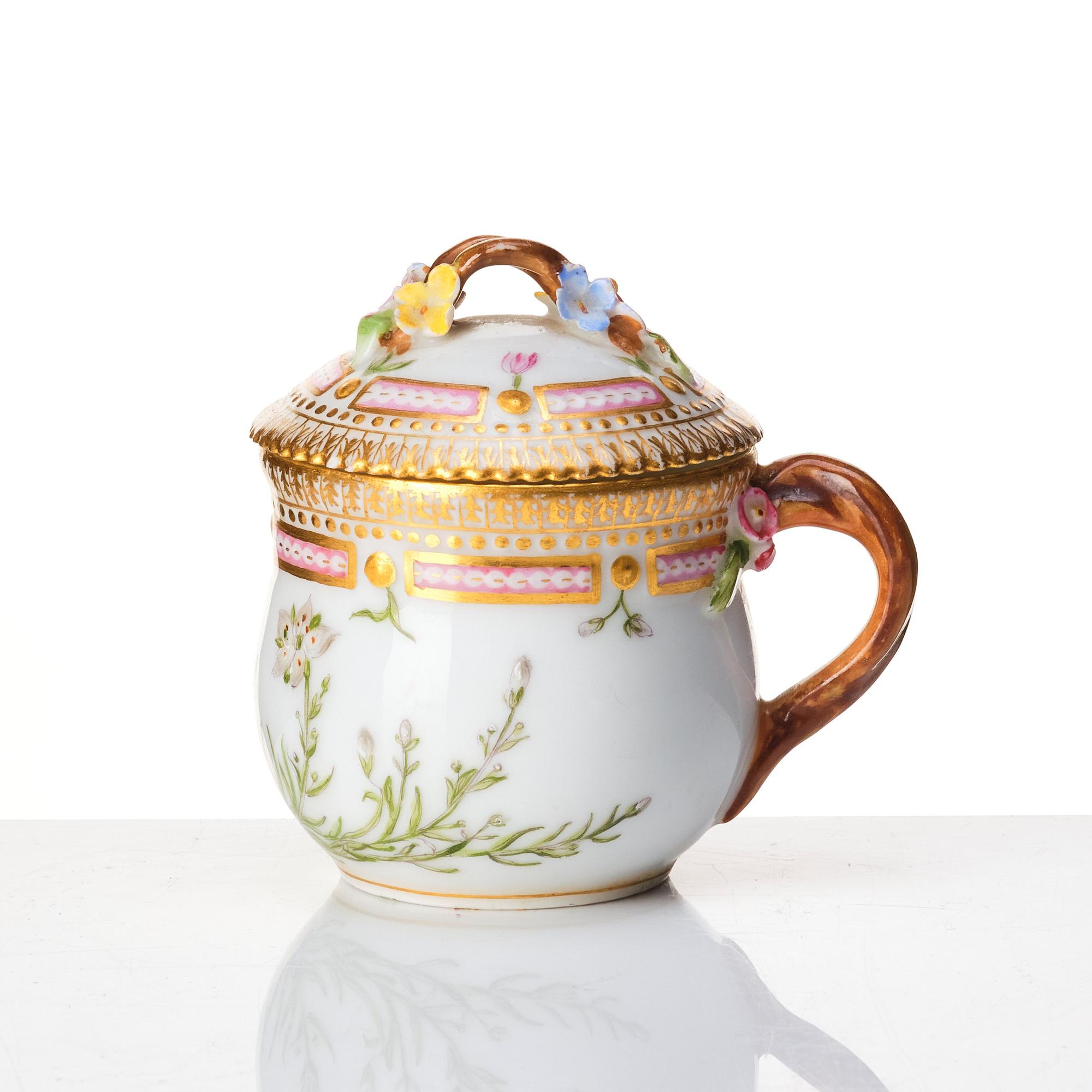 Cremekoppar med lock, nio stycken, porslin. Royal Copenhagen, "Flora Danica", Danmark, tidigt 1900-tal.