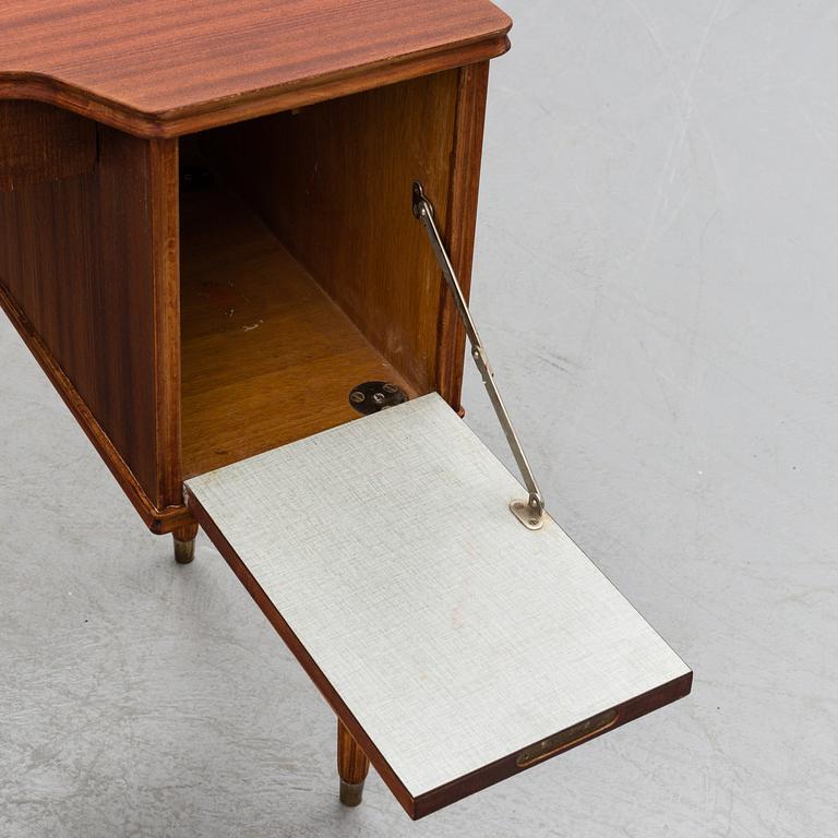 A mahogany veneered dressing table, 1950's.