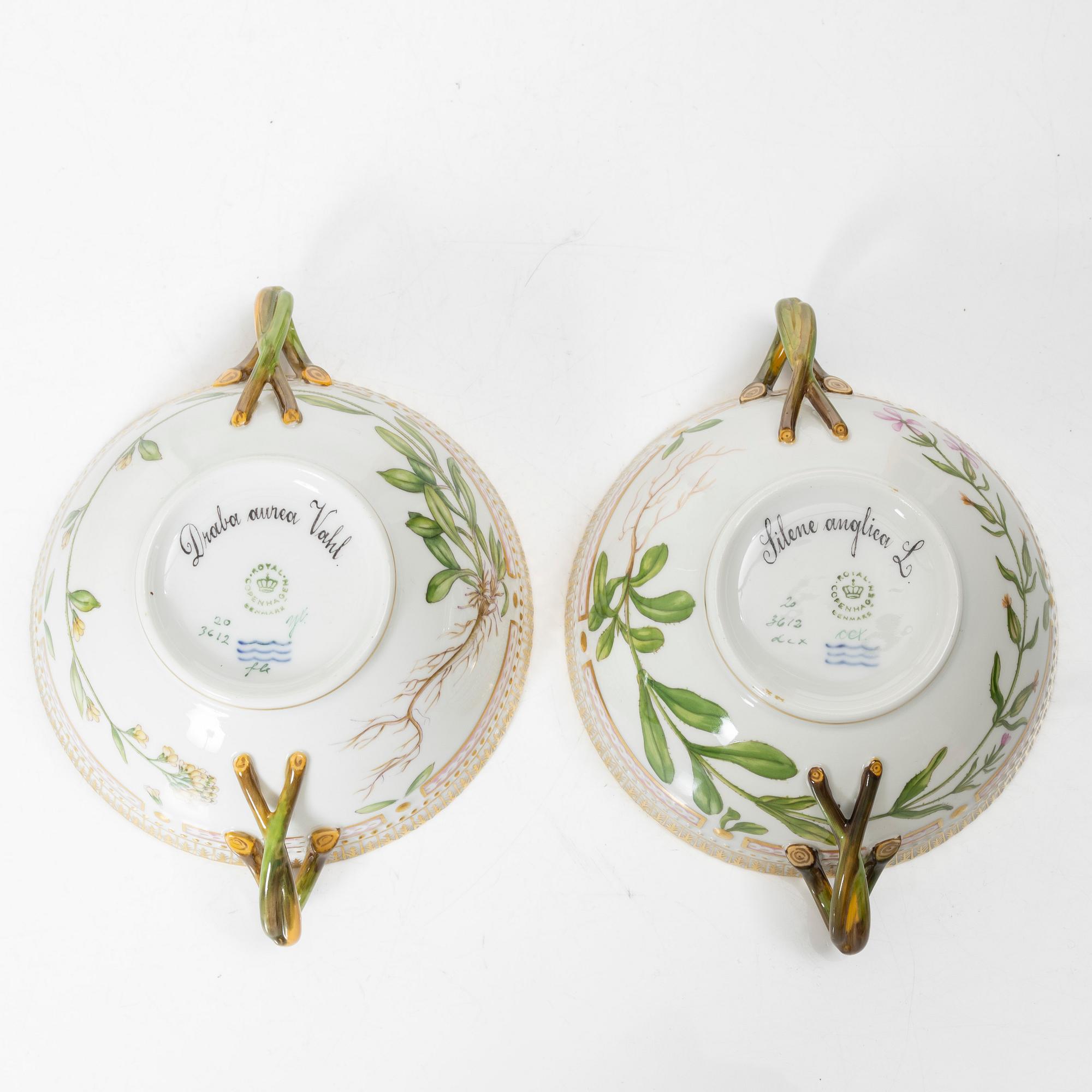 Buljongkoppar med fat, sex stycken, porslin. Royal Copenhagen, 'Flora Danica', Danmark, 1900-tal.