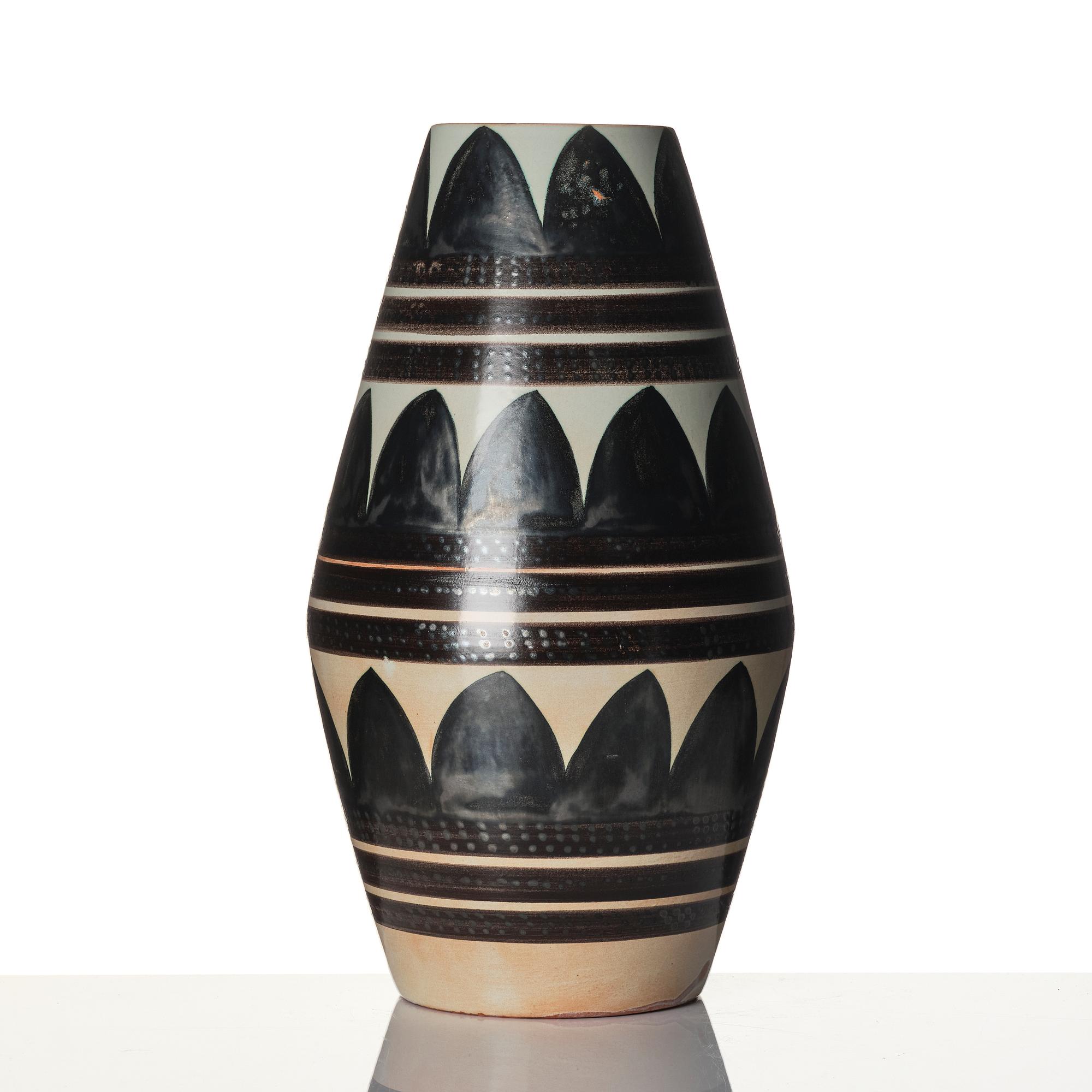 Carl-Harry Stålhane, golvvas, s k "Torro-fajans", dekor av Aune Laukkanen, Rörstrand.