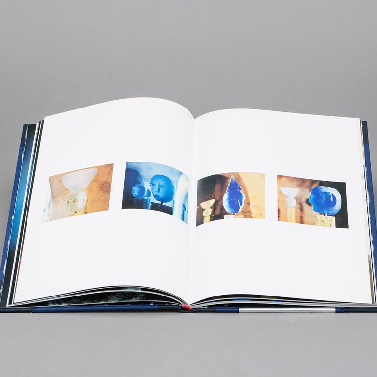 BERTIL VALLIEN, konstglas. "Huvud" signerad samt nr 7090002. Samt BOK "HUVUDBOK BERTIL VALLIEN".