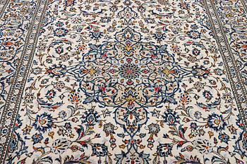 A Kashan carpet, c. 306 x 200 cm.