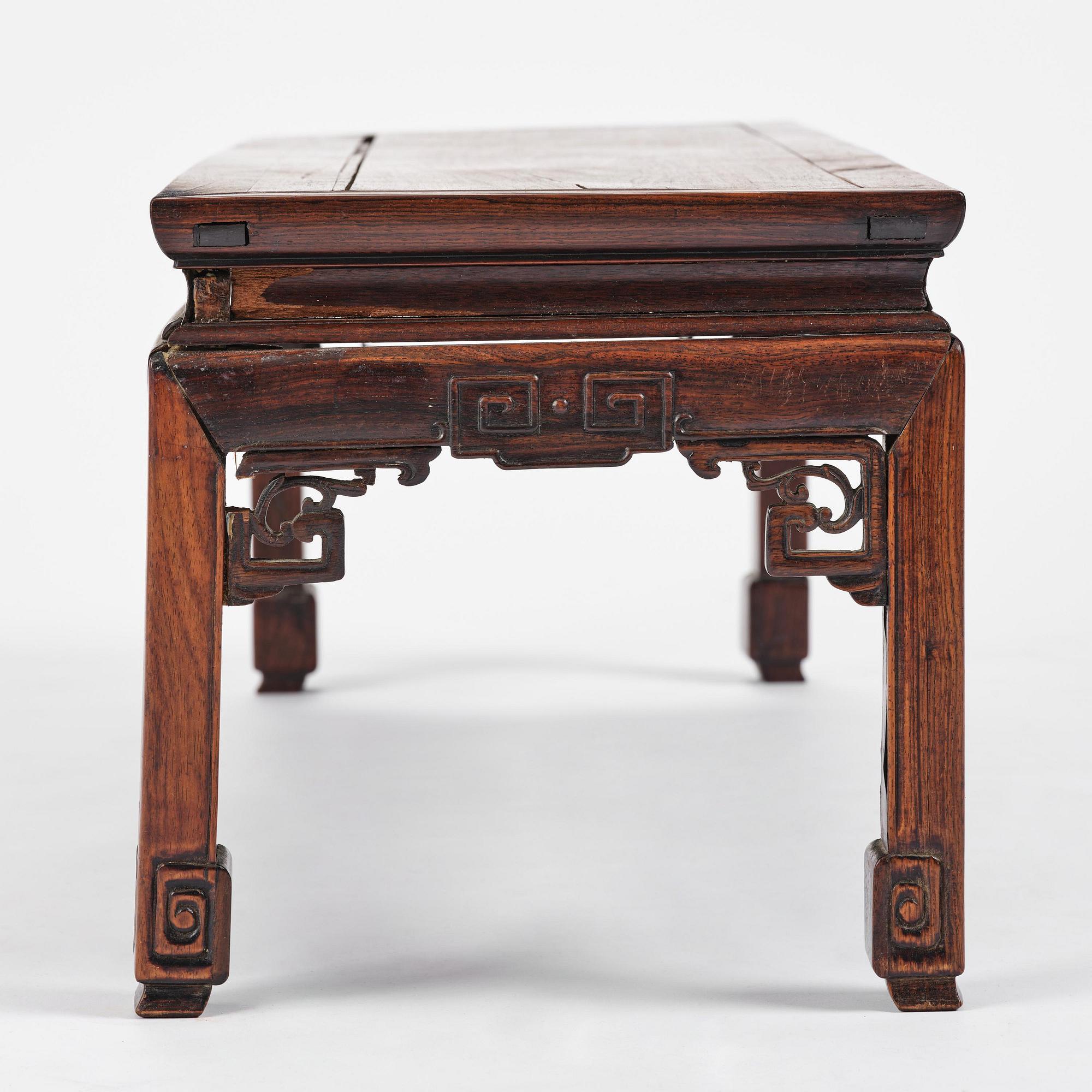 Bord, hardwood. Qingdynastin, 1800-tal.