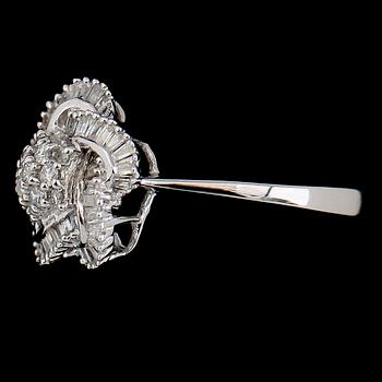 RING, 18K vitguld, diamanter tot ca 0.49 ct.