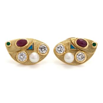 Örhängen, briljantslipade diamanter, fasettslipade smaragder, cabochonslipade rubiner, opaler, pärlor, 18K guld.