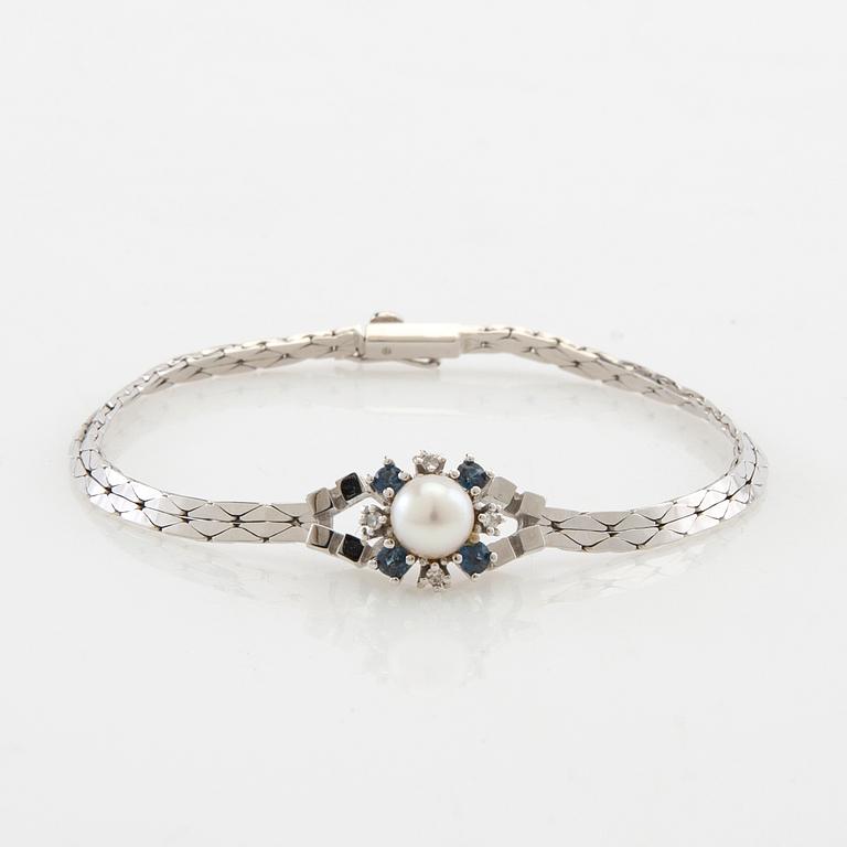 Bracelet 18K white gold with cultured pearl, round faceted sapphires and round single-cut diamonds.