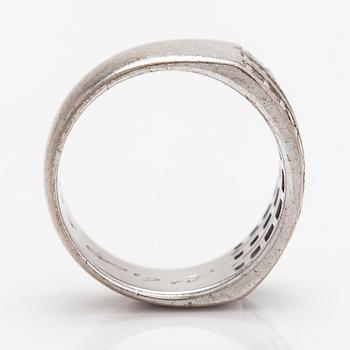 Sormus, 18K valkokultaa ja timantteja n. 0.50 ct yht. Kultasepänliike Esko Lindroos, Helsinki 2011.