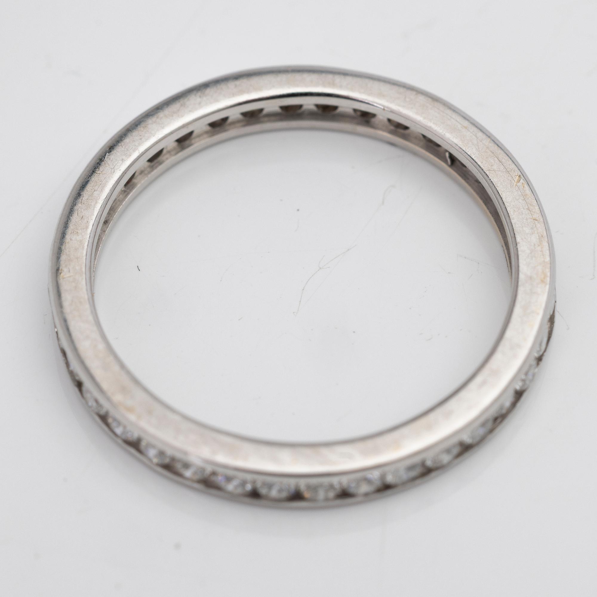 Wedding band, 18K white gold with brilliant-cut diamonds.