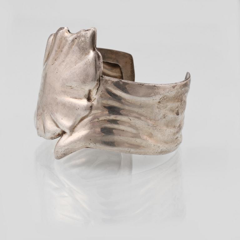 ARMRING, silver, utländsk stämpel. Vikt 31,0 gram.