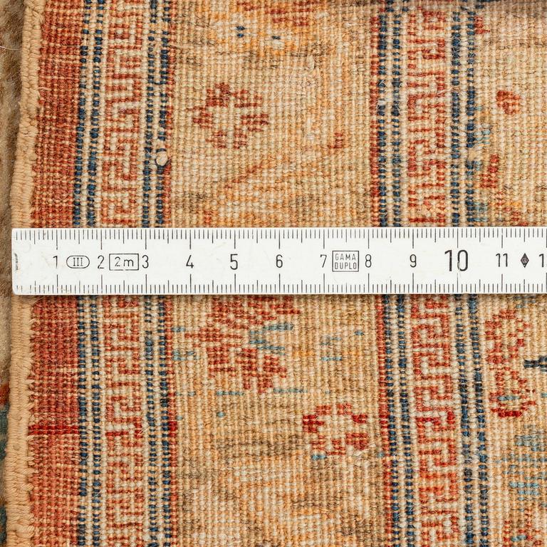 An antique Tabriz rug, ca 174 x 125 cm.